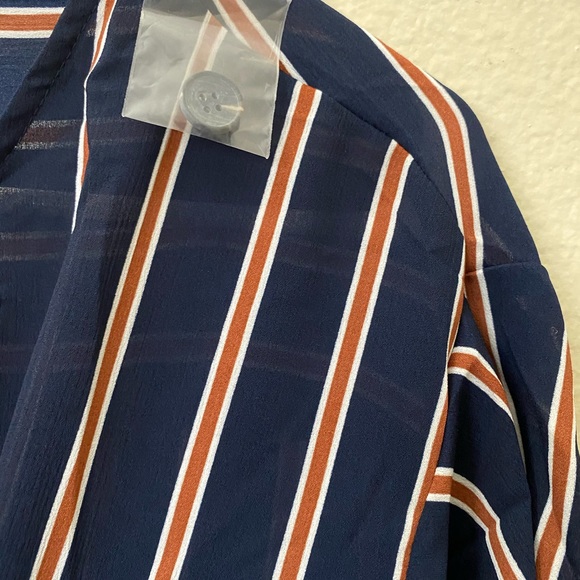 ⚠️1 LEFT‼️ SHORT BELL SLEEVE KNOT BACK BUTTON TOP - Picture 6 of 8